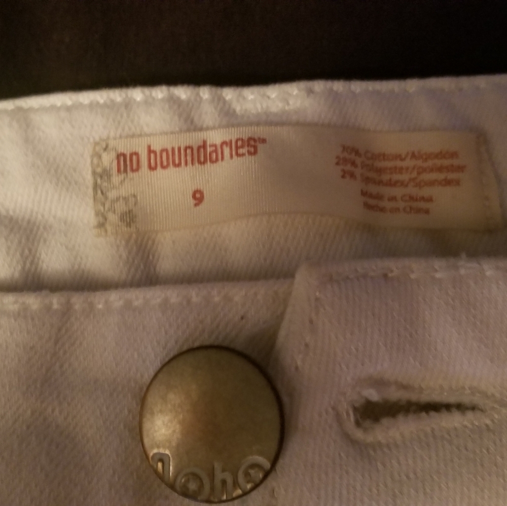 SHORTS No Boundaries White Pattern Shorts Size 9 - Picture 3 of 5